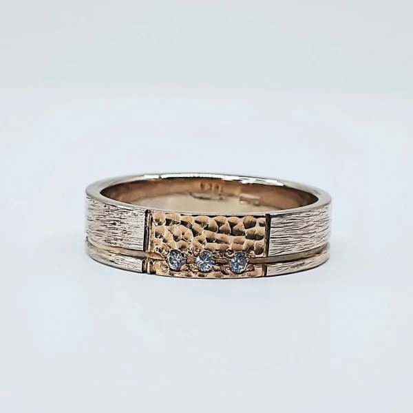 Auksinis vestuvinis žiedas su baltu auksu ir cirkonio akmenimis